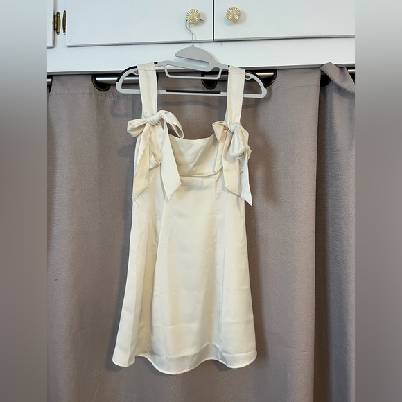 UO Bri double bow mini satin dress - Picture 4 of 5